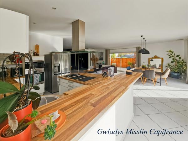 Magnifique propriété à EYSINES avec maison contemporaine de 9 pièces et un immense loft/local d'activité de 235m²