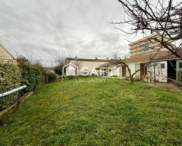 Plain-pied de trois chambres avec jardin et garages