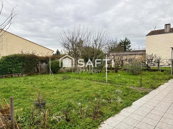 Plain-pied de trois chambres avec jardin et garages