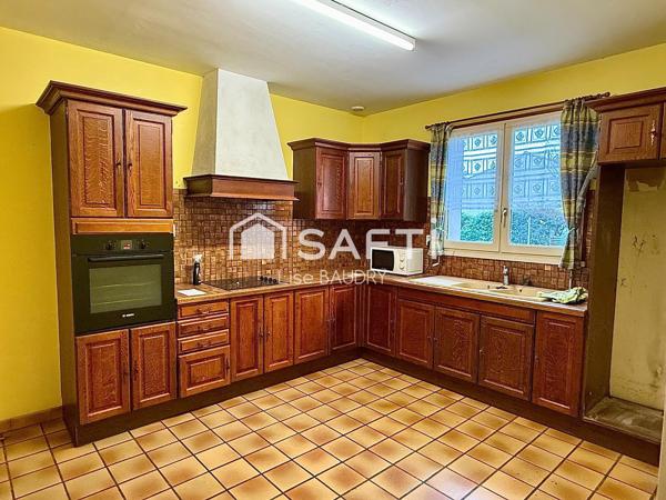 Plain-pied de trois chambres avec jardin et garages