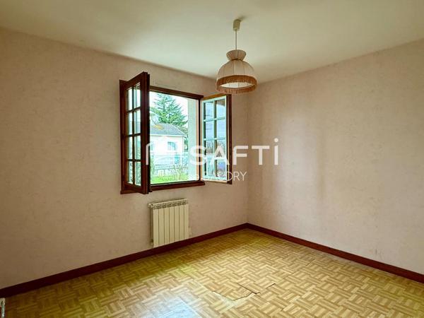 Plain-pied de trois chambres avec jardin et garages