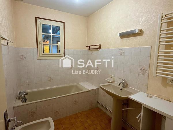 Plain-pied de trois chambres avec jardin et garages
