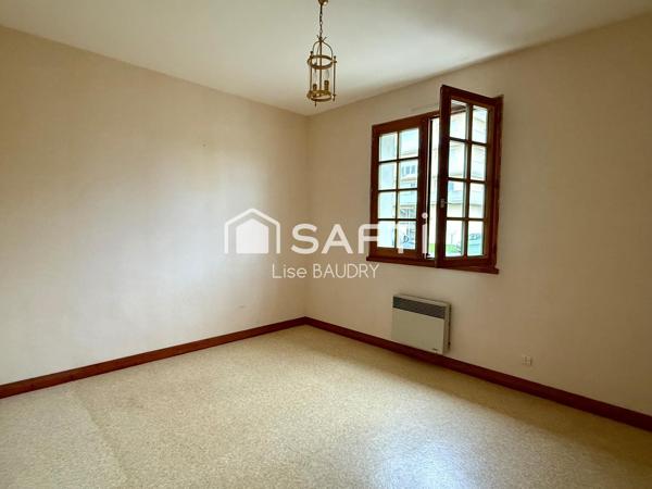 Plain-pied de trois chambres avec jardin et garages