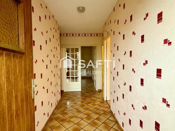Plain-pied de trois chambres avec jardin et garages