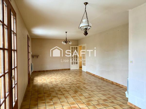 Plain-pied de trois chambres avec jardin et garages