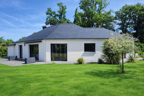TRES BELLE MAISON CONTEMPORAINE DE PLAIN PIED de 112 m2 réalisée en 2018 dans le Finistère en limite du Morbihan - (2 min de Spézet, 10 min de Gourin - 10 min de Châteauneuf du Faou)