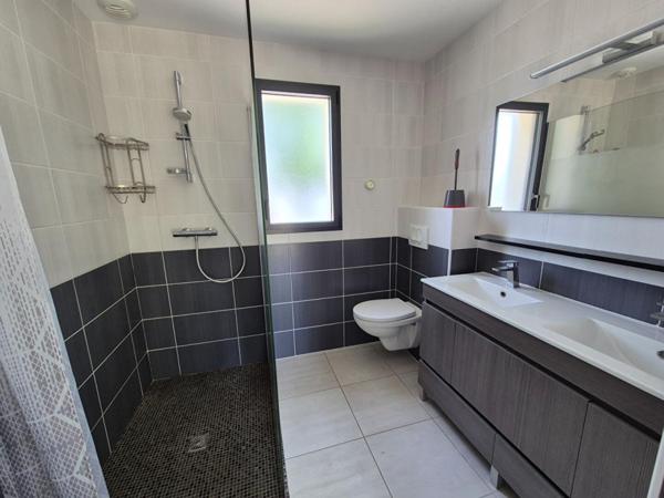 TRES BELLE MAISON CONTEMPORAINE DE PLAIN PIED de 112 m2 réalisée en 2018 dans le Finistère en limite du Morbihan - (2 min de Spézet, 10 min de Gourin - 10 min de Châteauneuf du Faou)
