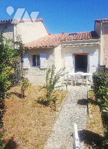 A 500 m des plages et de l'océan, bel appartement en rez de chaussée avec terrasse et jardin privé.