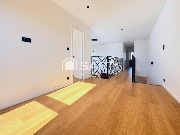 Maison contemporaine 4 chambres, une mezzanine, un cellier, un garage