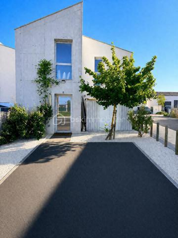 Située dans un environnement résidentiel particulièrement recherché de Vaux-sur-Mer, cette maison contemporaine s’inscrit au coeur d’un quartier entièrement pensé par architecte, où
chaque détail a été conçu pour o􀆯rir un cadre de vie harmonieux, qualitatif et durable.Dès l’entrée, le ton est donné : une perspective traversante maîtrisée, une circulation fluide et
une lumière naturelle omniprésente qui accompagne chaque espace. Le rez-de-chaussée accueille une entrée soignée, un WC indépendant ainsi qu’un cellier aménagé, apportant un
véritable confort au quotidien.
La pièce de vie, élégante et parfaitement agencée, séduit par son atmosphère chaleureuse et ses matériaux soigneusement sélectionnés. Le salon, à la fois contemporain et accueillant,
s’ouvre visuellement sur l’extérieur, prolongeant naturellement l’espace vers une agréable terrasse, idéale pour profiter des beaux jours en toute sérénité.
La cuisine, au design épuré, allie esthétisme et fonctionnalité avec des finitions de qualité et une optimisation intelligente des rangements.
À l’étage, l’espace nuit propose trois chambres, pensées comme de véritables cocons de tranquillité distribuées autour d’un grand palier. Une salle de bain ainsi qu’un second WC
indépendant complètent cet étage, o􀆯rant confort et praticité pour toute la famille.

Un cadre de vie pensé pour le quotidien :
Ce quartier a été conçu pour privilégier les mobilités douces, favorisant les déplacements à pied
ou à vélo en toute sécurité. L’ensemble des commodités est accessible en quelques minutes
seulement : commerces, écoles, collèges, lycées ainsi que les plages, pour un art de vivre entre
confort urbain et douceur littorale.
Les atouts majeurs :
- Maison contemporaine aux prestations soignées
- Quartier d’architecte à forte valeur qualitative
- 3 chambres + salle de bain + WC séparé à l’étage
- Cellier /WC en rdc
- Place de parking et local de stockage extérieur
- Luminosité et circulation optimisées
- Terrasse agréable prolongeant l’espace de vie
- Proximité immédiate des commodités et de la plage
- Cadre de vie favorisant les déplacements doux
Un bien rare, conjuguant élégance, confort et qualité de vie, idéal pour une résidence principale comme secondaire sur la côte.