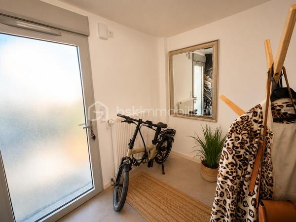 Située dans un environnement résidentiel particulièrement recherché de Vaux-sur-Mer, cette maison contemporaine s’inscrit au coeur d’un quartier entièrement pensé par architecte, où
chaque détail a été conçu pour o􀆯rir un cadre de vie harmonieux, qualitatif et durable.Dès l’entrée, le ton est donné : une perspective traversante maîtrisée, une circulation fluide et
une lumière naturelle omniprésente qui accompagne chaque espace. Le rez-de-chaussée accueille une entrée soignée, un WC indépendant ainsi qu’un cellier aménagé, apportant un
véritable confort au quotidien.
La pièce de vie, élégante et parfaitement agencée, séduit par son atmosphère chaleureuse et ses matériaux soigneusement sélectionnés. Le salon, à la fois contemporain et accueillant,
s’ouvre visuellement sur l’extérieur, prolongeant naturellement l’espace vers une agréable terrasse, idéale pour profiter des beaux jours en toute sérénité.
La cuisine, au design épuré, allie esthétisme et fonctionnalité avec des finitions de qualité et une optimisation intelligente des rangements.
À l’étage, l’espace nuit propose trois chambres, pensées comme de véritables cocons de tranquillité distribuées autour d’un grand palier. Une salle de bain ainsi qu’un second WC
indépendant complètent cet étage, o􀆯rant confort et praticité pour toute la famille.

Un cadre de vie pensé pour le quotidien :
Ce quartier a été conçu pour privilégier les mobilités douces, favorisant les déplacements à pied
ou à vélo en toute sécurité. L’ensemble des commodités est accessible en quelques minutes
seulement : commerces, écoles, collèges, lycées ainsi que les plages, pour un art de vivre entre
confort urbain et douceur littorale.
Les atouts majeurs :
- Maison contemporaine aux prestations soignées
- Quartier d’architecte à forte valeur qualitative
- 3 chambres + salle de bain + WC séparé à l’étage
- Cellier /WC en rdc
- Place de parking et local de stockage extérieur
- Luminosité et circulation optimisées
- Terrasse agréable prolongeant l’espace de vie
- Proximité immédiate des commodités et de la plage
- Cadre de vie favorisant les déplacements doux
Un bien rare, conjuguant élégance, confort et qualité de vie, idéal pour une résidence principale comme secondaire sur la côte.