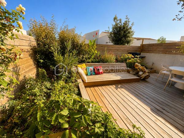 Située dans un environnement résidentiel particulièrement recherché de Vaux-sur-Mer, cette maison contemporaine s’inscrit au coeur d’un quartier entièrement pensé par architecte, où
chaque détail a été conçu pour o􀆯rir un cadre de vie harmonieux, qualitatif et durable.Dès l’entrée, le ton est donné : une perspective traversante maîtrisée, une circulation fluide et
une lumière naturelle omniprésente qui accompagne chaque espace. Le rez-de-chaussée accueille une entrée soignée, un WC indépendant ainsi qu’un cellier aménagé, apportant un
véritable confort au quotidien.
La pièce de vie, élégante et parfaitement agencée, séduit par son atmosphère chaleureuse et ses matériaux soigneusement sélectionnés. Le salon, à la fois contemporain et accueillant,
s’ouvre visuellement sur l’extérieur, prolongeant naturellement l’espace vers une agréable terrasse, idéale pour profiter des beaux jours en toute sérénité.
La cuisine, au design épuré, allie esthétisme et fonctionnalité avec des finitions de qualité et une optimisation intelligente des rangements.
À l’étage, l’espace nuit propose trois chambres, pensées comme de véritables cocons de tranquillité distribuées autour d’un grand palier. Une salle de bain ainsi qu’un second WC
indépendant complètent cet étage, o􀆯rant confort et praticité pour toute la famille.

Un cadre de vie pensé pour le quotidien :
Ce quartier a été conçu pour privilégier les mobilités douces, favorisant les déplacements à pied
ou à vélo en toute sécurité. L’ensemble des commodités est accessible en quelques minutes
seulement : commerces, écoles, collèges, lycées ainsi que les plages, pour un art de vivre entre
confort urbain et douceur littorale.
Les atouts majeurs :
- Maison contemporaine aux prestations soignées
- Quartier d’architecte à forte valeur qualitative
- 3 chambres + salle de bain + WC séparé à l’étage
- Cellier /WC en rdc
- Place de parking et local de stockage extérieur
- Luminosité et circulation optimisées
- Terrasse agréable prolongeant l’espace de vie
- Proximité immédiate des commodités et de la plage
- Cadre de vie favorisant les déplacements doux
Un bien rare, conjuguant élégance, confort et qualité de vie, idéal pour une résidence principale comme secondaire sur la côte.