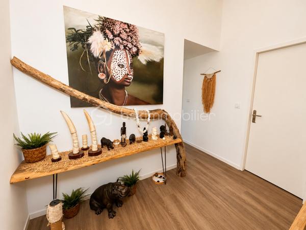 Située dans un environnement résidentiel particulièrement recherché de Vaux-sur-Mer, cette maison contemporaine s’inscrit au coeur d’un quartier entièrement pensé par architecte, où
chaque détail a été conçu pour o􀆯rir un cadre de vie harmonieux, qualitatif et durable.Dès l’entrée, le ton est donné : une perspective traversante maîtrisée, une circulation fluide et
une lumière naturelle omniprésente qui accompagne chaque espace. Le rez-de-chaussée accueille une entrée soignée, un WC indépendant ainsi qu’un cellier aménagé, apportant un
véritable confort au quotidien.
La pièce de vie, élégante et parfaitement agencée, séduit par son atmosphère chaleureuse et ses matériaux soigneusement sélectionnés. Le salon, à la fois contemporain et accueillant,
s’ouvre visuellement sur l’extérieur, prolongeant naturellement l’espace vers une agréable terrasse, idéale pour profiter des beaux jours en toute sérénité.
La cuisine, au design épuré, allie esthétisme et fonctionnalité avec des finitions de qualité et une optimisation intelligente des rangements.
À l’étage, l’espace nuit propose trois chambres, pensées comme de véritables cocons de tranquillité distribuées autour d’un grand palier. Une salle de bain ainsi qu’un second WC
indépendant complètent cet étage, o􀆯rant confort et praticité pour toute la famille.

Un cadre de vie pensé pour le quotidien :
Ce quartier a été conçu pour privilégier les mobilités douces, favorisant les déplacements à pied
ou à vélo en toute sécurité. L’ensemble des commodités est accessible en quelques minutes
seulement : commerces, écoles, collèges, lycées ainsi que les plages, pour un art de vivre entre
confort urbain et douceur littorale.
Les atouts majeurs :
- Maison contemporaine aux prestations soignées
- Quartier d’architecte à forte valeur qualitative
- 3 chambres + salle de bain + WC séparé à l’étage
- Cellier /WC en rdc
- Place de parking et local de stockage extérieur
- Luminosité et circulation optimisées
- Terrasse agréable prolongeant l’espace de vie
- Proximité immédiate des commodités et de la plage
- Cadre de vie favorisant les déplacements doux
Un bien rare, conjuguant élégance, confort et qualité de vie, idéal pour une résidence principale comme secondaire sur la côte.