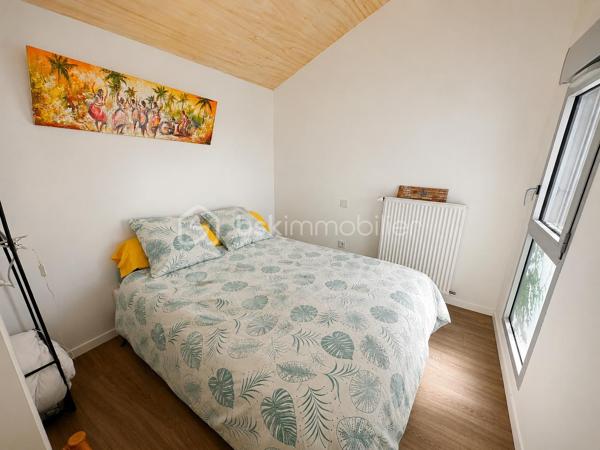 Située dans un environnement résidentiel particulièrement recherché de Vaux-sur-Mer, cette maison contemporaine s’inscrit au coeur d’un quartier entièrement pensé par architecte, où
chaque détail a été conçu pour o􀆯rir un cadre de vie harmonieux, qualitatif et durable.Dès l’entrée, le ton est donné : une perspective traversante maîtrisée, une circulation fluide et
une lumière naturelle omniprésente qui accompagne chaque espace. Le rez-de-chaussée accueille une entrée soignée, un WC indépendant ainsi qu’un cellier aménagé, apportant un
véritable confort au quotidien.
La pièce de vie, élégante et parfaitement agencée, séduit par son atmosphère chaleureuse et ses matériaux soigneusement sélectionnés. Le salon, à la fois contemporain et accueillant,
s’ouvre visuellement sur l’extérieur, prolongeant naturellement l’espace vers une agréable terrasse, idéale pour profiter des beaux jours en toute sérénité.
La cuisine, au design épuré, allie esthétisme et fonctionnalité avec des finitions de qualité et une optimisation intelligente des rangements.
À l’étage, l’espace nuit propose trois chambres, pensées comme de véritables cocons de tranquillité distribuées autour d’un grand palier. Une salle de bain ainsi qu’un second WC
indépendant complètent cet étage, o􀆯rant confort et praticité pour toute la famille.

Un cadre de vie pensé pour le quotidien :
Ce quartier a été conçu pour privilégier les mobilités douces, favorisant les déplacements à pied
ou à vélo en toute sécurité. L’ensemble des commodités est accessible en quelques minutes
seulement : commerces, écoles, collèges, lycées ainsi que les plages, pour un art de vivre entre
confort urbain et douceur littorale.
Les atouts majeurs :
- Maison contemporaine aux prestations soignées
- Quartier d’architecte à forte valeur qualitative
- 3 chambres + salle de bain + WC séparé à l’étage
- Cellier /WC en rdc
- Place de parking et local de stockage extérieur
- Luminosité et circulation optimisées
- Terrasse agréable prolongeant l’espace de vie
- Proximité immédiate des commodités et de la plage
- Cadre de vie favorisant les déplacements doux
Un bien rare, conjuguant élégance, confort et qualité de vie, idéal pour une résidence principale comme secondaire sur la côte.