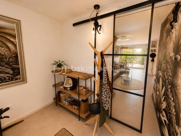 Située dans un environnement résidentiel particulièrement recherché de Vaux-sur-Mer, cette maison contemporaine s’inscrit au coeur d’un quartier entièrement pensé par architecte, où
chaque détail a été conçu pour o􀆯rir un cadre de vie harmonieux, qualitatif et durable.Dès l’entrée, le ton est donné : une perspective traversante maîtrisée, une circulation fluide et
une lumière naturelle omniprésente qui accompagne chaque espace. Le rez-de-chaussée accueille une entrée soignée, un WC indépendant ainsi qu’un cellier aménagé, apportant un
véritable confort au quotidien.
La pièce de vie, élégante et parfaitement agencée, séduit par son atmosphère chaleureuse et ses matériaux soigneusement sélectionnés. Le salon, à la fois contemporain et accueillant,
s’ouvre visuellement sur l’extérieur, prolongeant naturellement l’espace vers une agréable terrasse, idéale pour profiter des beaux jours en toute sérénité.
La cuisine, au design épuré, allie esthétisme et fonctionnalité avec des finitions de qualité et une optimisation intelligente des rangements.
À l’étage, l’espace nuit propose trois chambres, pensées comme de véritables cocons de tranquillité distribuées autour d’un grand palier. Une salle de bain ainsi qu’un second WC
indépendant complètent cet étage, o􀆯rant confort et praticité pour toute la famille.

Un cadre de vie pensé pour le quotidien :
Ce quartier a été conçu pour privilégier les mobilités douces, favorisant les déplacements à pied
ou à vélo en toute sécurité. L’ensemble des commodités est accessible en quelques minutes
seulement : commerces, écoles, collèges, lycées ainsi que les plages, pour un art de vivre entre
confort urbain et douceur littorale.
Les atouts majeurs :
- Maison contemporaine aux prestations soignées
- Quartier d’architecte à forte valeur qualitative
- 3 chambres + salle de bain + WC séparé à l’étage
- Cellier /WC en rdc
- Place de parking et local de stockage extérieur
- Luminosité et circulation optimisées
- Terrasse agréable prolongeant l’espace de vie
- Proximité immédiate des commodités et de la plage
- Cadre de vie favorisant les déplacements doux
Un bien rare, conjuguant élégance, confort et qualité de vie, idéal pour une résidence principale comme secondaire sur la côte.