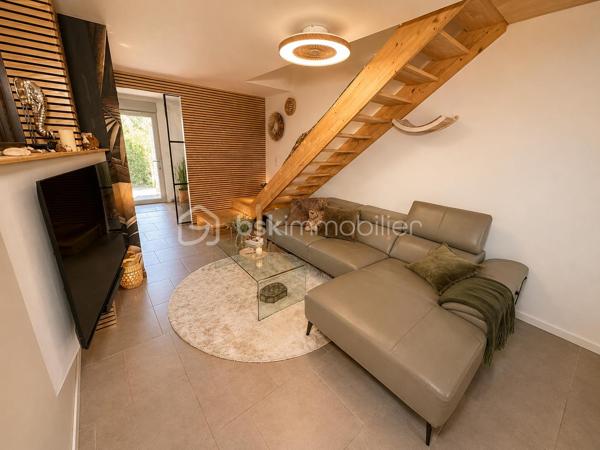 Située dans un environnement résidentiel particulièrement recherché de Vaux-sur-Mer, cette maison contemporaine s’inscrit au coeur d’un quartier entièrement pensé par architecte, où
chaque détail a été conçu pour o􀆯rir un cadre de vie harmonieux, qualitatif et durable.Dès l’entrée, le ton est donné : une perspective traversante maîtrisée, une circulation fluide et
une lumière naturelle omniprésente qui accompagne chaque espace. Le rez-de-chaussée accueille une entrée soignée, un WC indépendant ainsi qu’un cellier aménagé, apportant un
véritable confort au quotidien.
La pièce de vie, élégante et parfaitement agencée, séduit par son atmosphère chaleureuse et ses matériaux soigneusement sélectionnés. Le salon, à la fois contemporain et accueillant,
s’ouvre visuellement sur l’extérieur, prolongeant naturellement l’espace vers une agréable terrasse, idéale pour profiter des beaux jours en toute sérénité.
La cuisine, au design épuré, allie esthétisme et fonctionnalité avec des finitions de qualité et une optimisation intelligente des rangements.
À l’étage, l’espace nuit propose trois chambres, pensées comme de véritables cocons de tranquillité distribuées autour d’un grand palier. Une salle de bain ainsi qu’un second WC
indépendant complètent cet étage, o􀆯rant confort et praticité pour toute la famille.

Un cadre de vie pensé pour le quotidien :
Ce quartier a été conçu pour privilégier les mobilités douces, favorisant les déplacements à pied
ou à vélo en toute sécurité. L’ensemble des commodités est accessible en quelques minutes
seulement : commerces, écoles, collèges, lycées ainsi que les plages, pour un art de vivre entre
confort urbain et douceur littorale.
Les atouts majeurs :
- Maison contemporaine aux prestations soignées
- Quartier d’architecte à forte valeur qualitative
- 3 chambres + salle de bain + WC séparé à l’étage
- Cellier /WC en rdc
- Place de parking et local de stockage extérieur
- Luminosité et circulation optimisées
- Terrasse agréable prolongeant l’espace de vie
- Proximité immédiate des commodités et de la plage
- Cadre de vie favorisant les déplacements doux
Un bien rare, conjuguant élégance, confort et qualité de vie, idéal pour une résidence principale comme secondaire sur la côte.