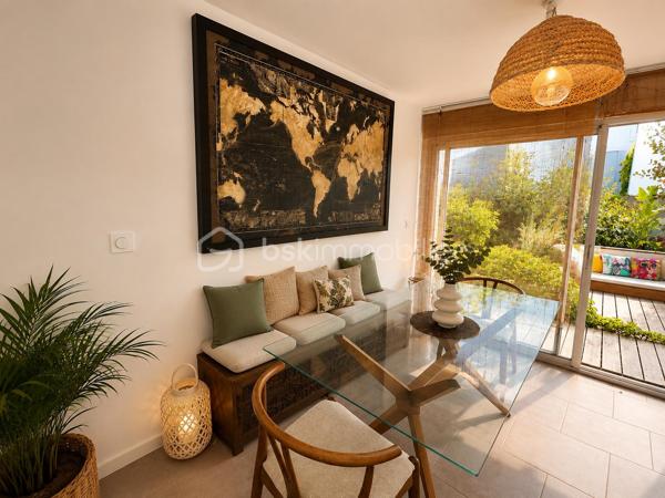 Située dans un environnement résidentiel particulièrement recherché de Vaux-sur-Mer, cette maison contemporaine s’inscrit au coeur d’un quartier entièrement pensé par architecte, où
chaque détail a été conçu pour o􀆯rir un cadre de vie harmonieux, qualitatif et durable.Dès l’entrée, le ton est donné : une perspective traversante maîtrisée, une circulation fluide et
une lumière naturelle omniprésente qui accompagne chaque espace. Le rez-de-chaussée accueille une entrée soignée, un WC indépendant ainsi qu’un cellier aménagé, apportant un
véritable confort au quotidien.
La pièce de vie, élégante et parfaitement agencée, séduit par son atmosphère chaleureuse et ses matériaux soigneusement sélectionnés. Le salon, à la fois contemporain et accueillant,
s’ouvre visuellement sur l’extérieur, prolongeant naturellement l’espace vers une agréable terrasse, idéale pour profiter des beaux jours en toute sérénité.
La cuisine, au design épuré, allie esthétisme et fonctionnalité avec des finitions de qualité et une optimisation intelligente des rangements.
À l’étage, l’espace nuit propose trois chambres, pensées comme de véritables cocons de tranquillité distribuées autour d’un grand palier. Une salle de bain ainsi qu’un second WC
indépendant complètent cet étage, o􀆯rant confort et praticité pour toute la famille.

Un cadre de vie pensé pour le quotidien :
Ce quartier a été conçu pour privilégier les mobilités douces, favorisant les déplacements à pied
ou à vélo en toute sécurité. L’ensemble des commodités est accessible en quelques minutes
seulement : commerces, écoles, collèges, lycées ainsi que les plages, pour un art de vivre entre
confort urbain et douceur littorale.
Les atouts majeurs :
- Maison contemporaine aux prestations soignées
- Quartier d’architecte à forte valeur qualitative
- 3 chambres + salle de bain + WC séparé à l’étage
- Cellier /WC en rdc
- Place de parking et local de stockage extérieur
- Luminosité et circulation optimisées
- Terrasse agréable prolongeant l’espace de vie
- Proximité immédiate des commodités et de la plage
- Cadre de vie favorisant les déplacements doux
Un bien rare, conjuguant élégance, confort et qualité de vie, idéal pour une résidence principale comme secondaire sur la côte.