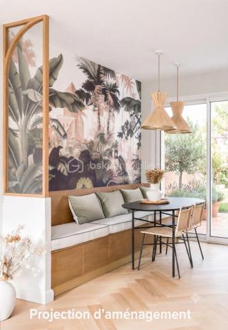 Située dans un environnement résidentiel particulièrement recherché de Vaux-sur-Mer, cette maison contemporaine s’inscrit au coeur d’un quartier entièrement pensé par architecte, où
chaque détail a été conçu pour o􀆯rir un cadre de vie harmonieux, qualitatif et durable.Dès l’entrée, le ton est donné : une perspective traversante maîtrisée, une circulation fluide et
une lumière naturelle omniprésente qui accompagne chaque espace. Le rez-de-chaussée accueille une entrée soignée, un WC indépendant ainsi qu’un cellier aménagé, apportant un
véritable confort au quotidien.
La pièce de vie, élégante et parfaitement agencée, séduit par son atmosphère chaleureuse et ses matériaux soigneusement sélectionnés. Le salon, à la fois contemporain et accueillant,
s’ouvre visuellement sur l’extérieur, prolongeant naturellement l’espace vers une agréable terrasse, idéale pour profiter des beaux jours en toute sérénité.
La cuisine, au design épuré, allie esthétisme et fonctionnalité avec des finitions de qualité et une optimisation intelligente des rangements.
À l’étage, l’espace nuit propose trois chambres, pensées comme de véritables cocons de tranquillité distribuées autour d’un grand palier. Une salle de bain ainsi qu’un second WC
indépendant complètent cet étage, o􀆯rant confort et praticité pour toute la famille.

Un cadre de vie pensé pour le quotidien :
Ce quartier a été conçu pour privilégier les mobilités douces, favorisant les déplacements à pied
ou à vélo en toute sécurité. L’ensemble des commodités est accessible en quelques minutes
seulement : commerces, écoles, collèges, lycées ainsi que les plages, pour un art de vivre entre
confort urbain et douceur littorale.
Les atouts majeurs :
- Maison contemporaine aux prestations soignées
- Quartier d’architecte à forte valeur qualitative
- 3 chambres + salle de bain + WC séparé à l’étage
- Cellier /WC en rdc
- Place de parking et local de stockage extérieur
- Luminosité et circulation optimisées
- Terrasse agréable prolongeant l’espace de vie
- Proximité immédiate des commodités et de la plage
- Cadre de vie favorisant les déplacements doux
Un bien rare, conjuguant élégance, confort et qualité de vie, idéal pour une résidence principale comme secondaire sur la côte.