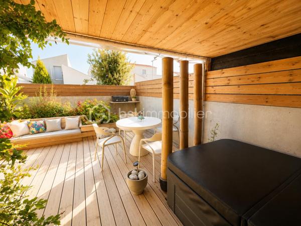 Située dans un environnement résidentiel particulièrement recherché de Vaux-sur-Mer, cette maison contemporaine s’inscrit au coeur d’un quartier entièrement pensé par architecte, où
chaque détail a été conçu pour o􀆯rir un cadre de vie harmonieux, qualitatif et durable.Dès l’entrée, le ton est donné : une perspective traversante maîtrisée, une circulation fluide et
une lumière naturelle omniprésente qui accompagne chaque espace. Le rez-de-chaussée accueille une entrée soignée, un WC indépendant ainsi qu’un cellier aménagé, apportant un
véritable confort au quotidien.
La pièce de vie, élégante et parfaitement agencée, séduit par son atmosphère chaleureuse et ses matériaux soigneusement sélectionnés. Le salon, à la fois contemporain et accueillant,
s’ouvre visuellement sur l’extérieur, prolongeant naturellement l’espace vers une agréable terrasse, idéale pour profiter des beaux jours en toute sérénité.
La cuisine, au design épuré, allie esthétisme et fonctionnalité avec des finitions de qualité et une optimisation intelligente des rangements.
À l’étage, l’espace nuit propose trois chambres, pensées comme de véritables cocons de tranquillité distribuées autour d’un grand palier. Une salle de bain ainsi qu’un second WC
indépendant complètent cet étage, o􀆯rant confort et praticité pour toute la famille.

Un cadre de vie pensé pour le quotidien :
Ce quartier a été conçu pour privilégier les mobilités douces, favorisant les déplacements à pied
ou à vélo en toute sécurité. L’ensemble des commodités est accessible en quelques minutes
seulement : commerces, écoles, collèges, lycées ainsi que les plages, pour un art de vivre entre
confort urbain et douceur littorale.
Les atouts majeurs :
- Maison contemporaine aux prestations soignées
- Quartier d’architecte à forte valeur qualitative
- 3 chambres + salle de bain + WC séparé à l’étage
- Cellier /WC en rdc
- Place de parking et local de stockage extérieur
- Luminosité et circulation optimisées
- Terrasse agréable prolongeant l’espace de vie
- Proximité immédiate des commodités et de la plage
- Cadre de vie favorisant les déplacements doux
Un bien rare, conjuguant élégance, confort et qualité de vie, idéal pour une résidence principale comme secondaire sur la côte.