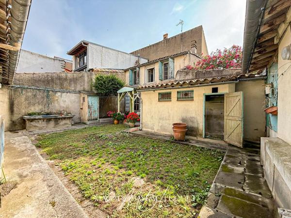 EXCLUSIVITE - CARCASSONNE INTRA-MUROS - 147 m²  - COURS de 78 m² - Maison + studios