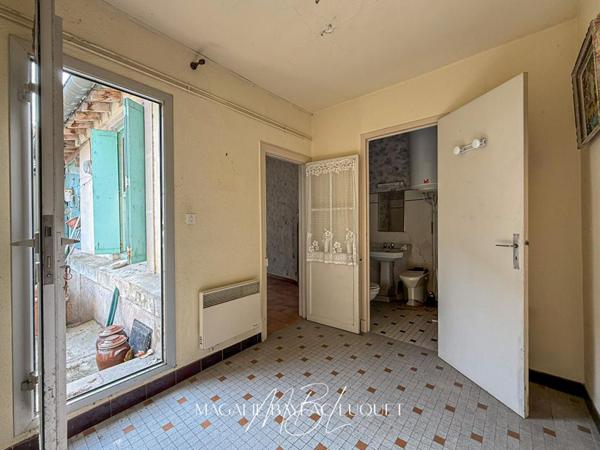 EXCLUSIVITE - CARCASSONNE INTRA-MUROS - 147 m²  - COURS de 78 m² - Maison + studios