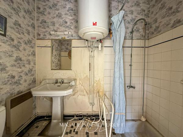 EXCLUSIVITE - CARCASSONNE INTRA-MUROS - 147 m²  - COURS de 78 m² - Maison + studios