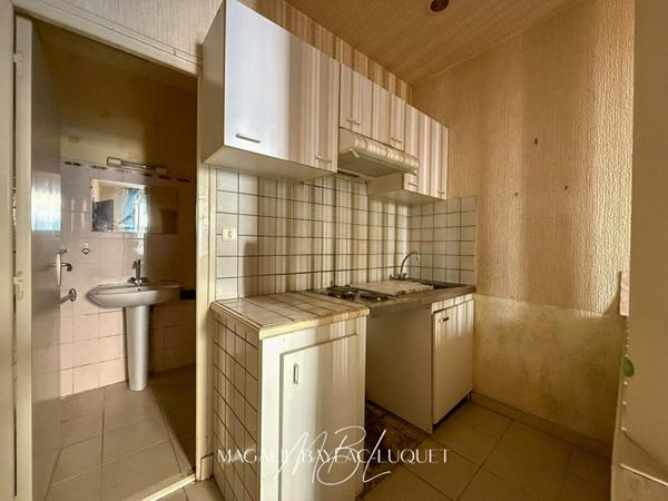 EXCLUSIVITE - CARCASSONNE INTRA-MUROS - 147 m²  - COURS de 78 m² - Maison + studios