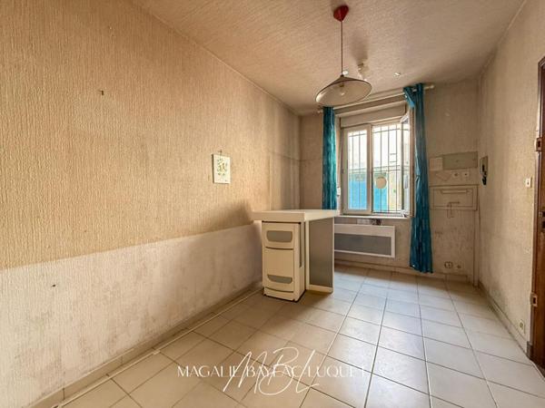 EXCLUSIVITE - CARCASSONNE INTRA-MUROS - 147 m²  - COURS de 78 m² - Maison + studios