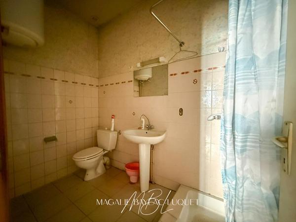 EXCLUSIVITE - CARCASSONNE INTRA-MUROS - 147 m²  - COURS de 78 m² - Maison + studios