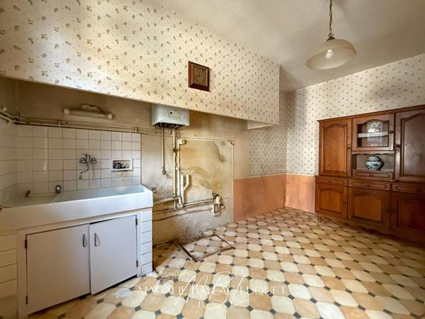 EXCLUSIVITE - CARCASSONNE INTRA-MUROS - 147 m²  - COURS de 78 m² - Maison + studios