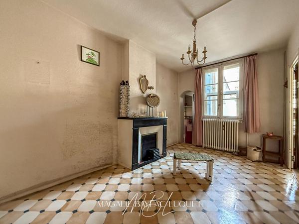 EXCLUSIVITE - CARCASSONNE INTRA-MUROS - 147 m²  - COURS de 78 m² - Maison + studios