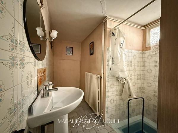 EXCLUSIVITE - CARCASSONNE INTRA-MUROS - 147 m²  - COURS de 78 m² - Maison + studios