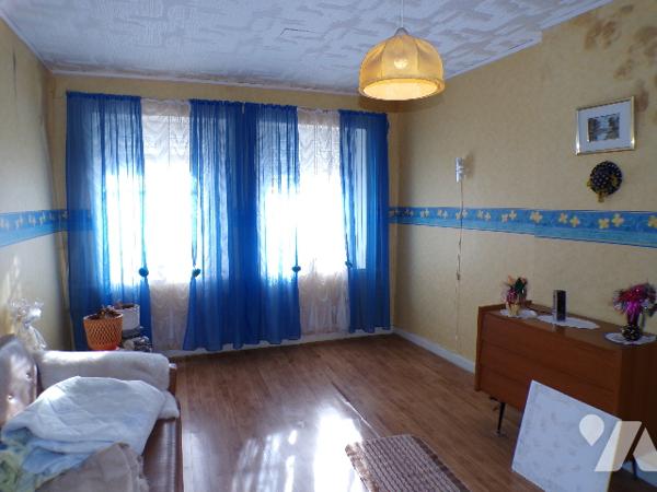 Maison de village de type 5 mitoyenne d'un côté