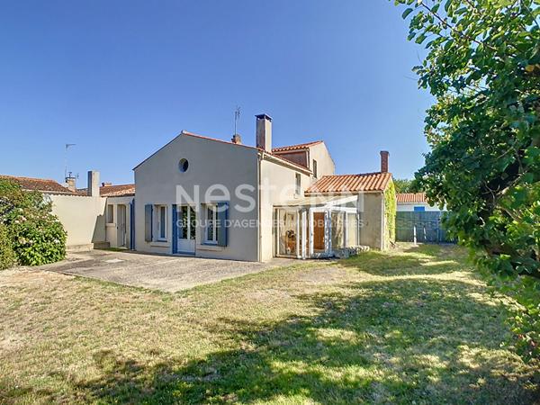 A VENDRE Maison de plus de 160m² habitables, garage, jardin située à Champagne Les Marais, 30 minutes de La Rochelle et 20 minutes des plages