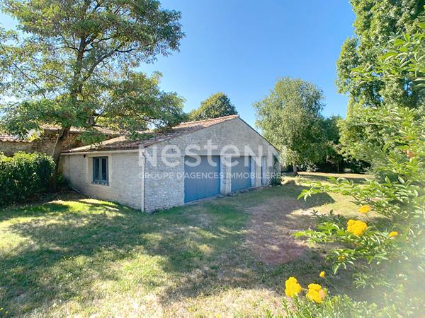 A VENDRE Maison de plus de 160m² habitables, garage, jardin située à Champagne Les Marais, 30 minutes de La Rochelle et 20 minutes des plages