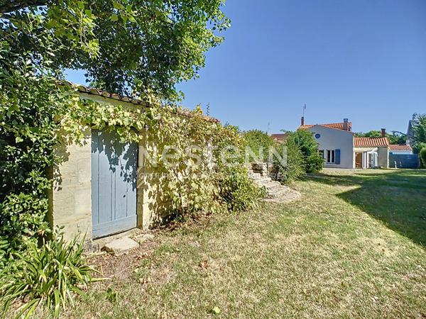 A VENDRE Maison de plus de 160m² habitables, garage, jardin située à Champagne Les Marais, 30 minutes de La Rochelle et 20 minutes des plages