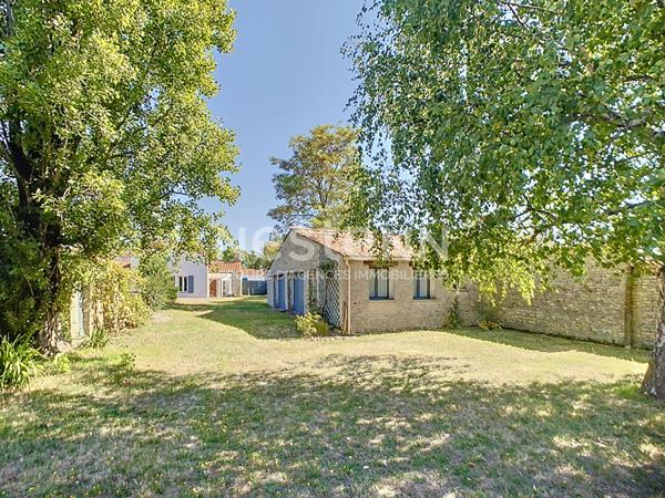 A VENDRE Maison de plus de 160m² habitables, garage, jardin située à Champagne Les Marais, 30 minutes de La Rochelle et 20 minutes des plages