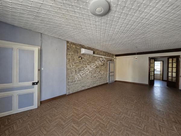 Propriété composée d'un local commercial, d'un appartement T3 et de surfaces aménageables entre Saint-Amour et Orgelet