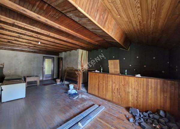 Propriété composée d'un local commercial, d'un appartement T3 et de surfaces aménageables entre Saint-Amour et Orgelet