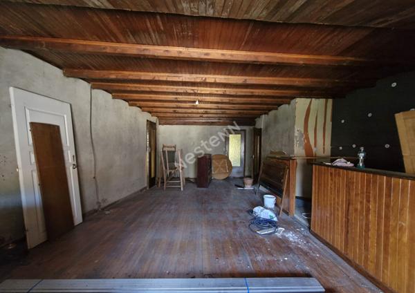 Propriété composée d'un local commercial, d'un appartement T3 et de surfaces aménageables entre Saint-Amour et Orgelet