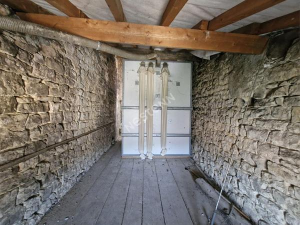 Propriété composée d'un local commercial, d'un appartement T3 et de surfaces aménageables entre Saint-Amour et Orgelet