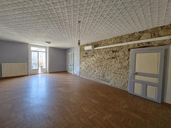 Propriété composée d'un local commercial, d'un appartement T3 et de surfaces aménageables entre Saint-Amour et Orgelet