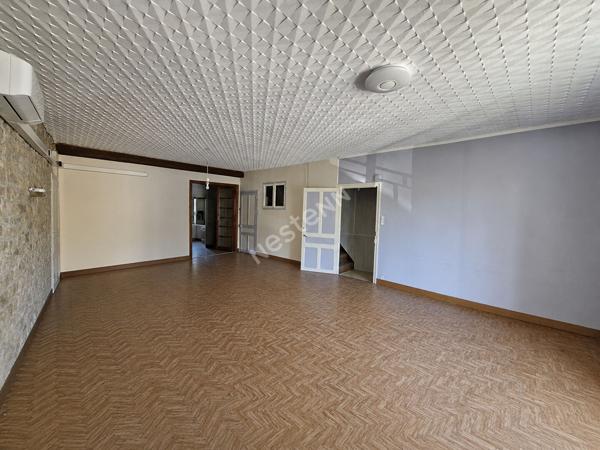 Propriété composée d'un local commercial, d'un appartement T3 et de surfaces aménageables entre Saint-Amour et Orgelet