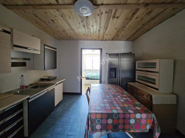 Propriété composée d'un local commercial, d'un appartement T3 et de surfaces aménageables entre Saint-Amour et Orgelet