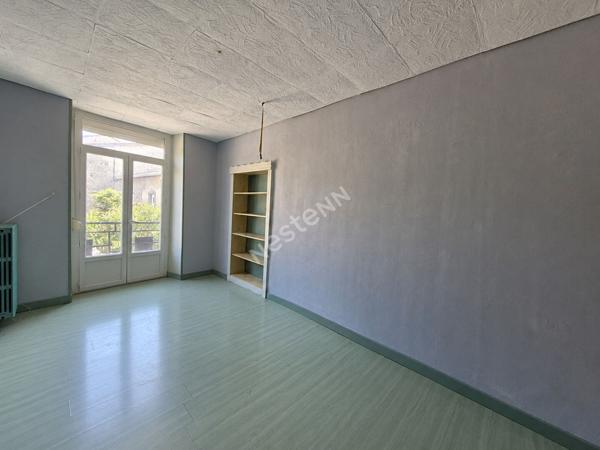 Propriété composée d'un local commercial, d'un appartement T3 et de surfaces aménageables entre Saint-Amour et Orgelet