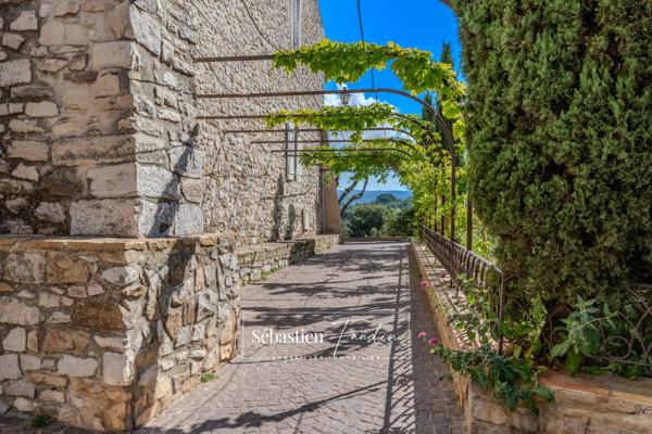 🛍️ À CÉDER – Droit au Bail – Emplacement N°1 au cœur du Castellet (83) 📍 Rue du Jeu de Paume – Centre piéton du village médiéval