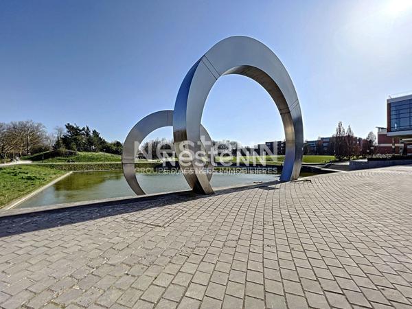 Montigny le Bretonneux, Centre ville, Gare à pieds, Appartement de 3 pièces de 74 m² au 1er étage avec cave et parking.