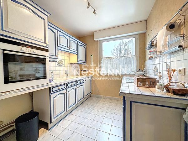 Montigny le Bretonneux, Centre ville, Gare à pieds, Appartement de 3 pièces de 74 m² au 1er étage avec cave et parking.