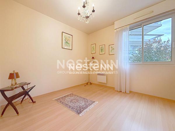 Montigny le Bretonneux, Centre ville, Gare à pieds, Appartement de 3 pièces de 74 m² au 1er étage avec cave et parking.