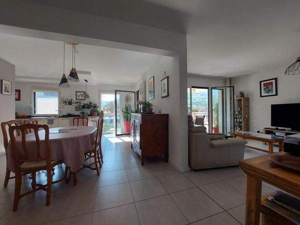 Rare : St jorioz centre : spacieux appartement  récent de 133m², 4 chambres dont suite parentale, 2 terrasses, 2 sdb, 2 wc  proche écoles et commerces